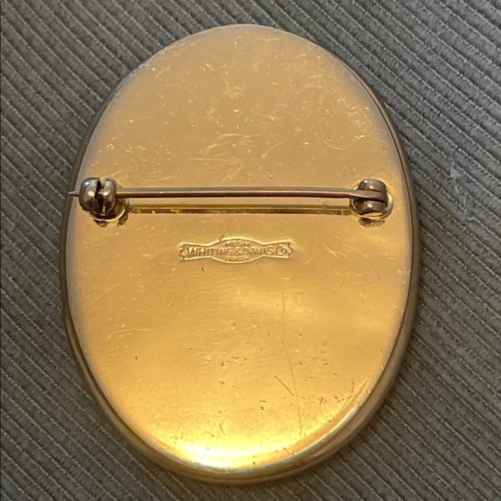 Whiting & Davis Vintage Gold Oval Brooch with 18th C Romantic Scene - Picture 10 of 10